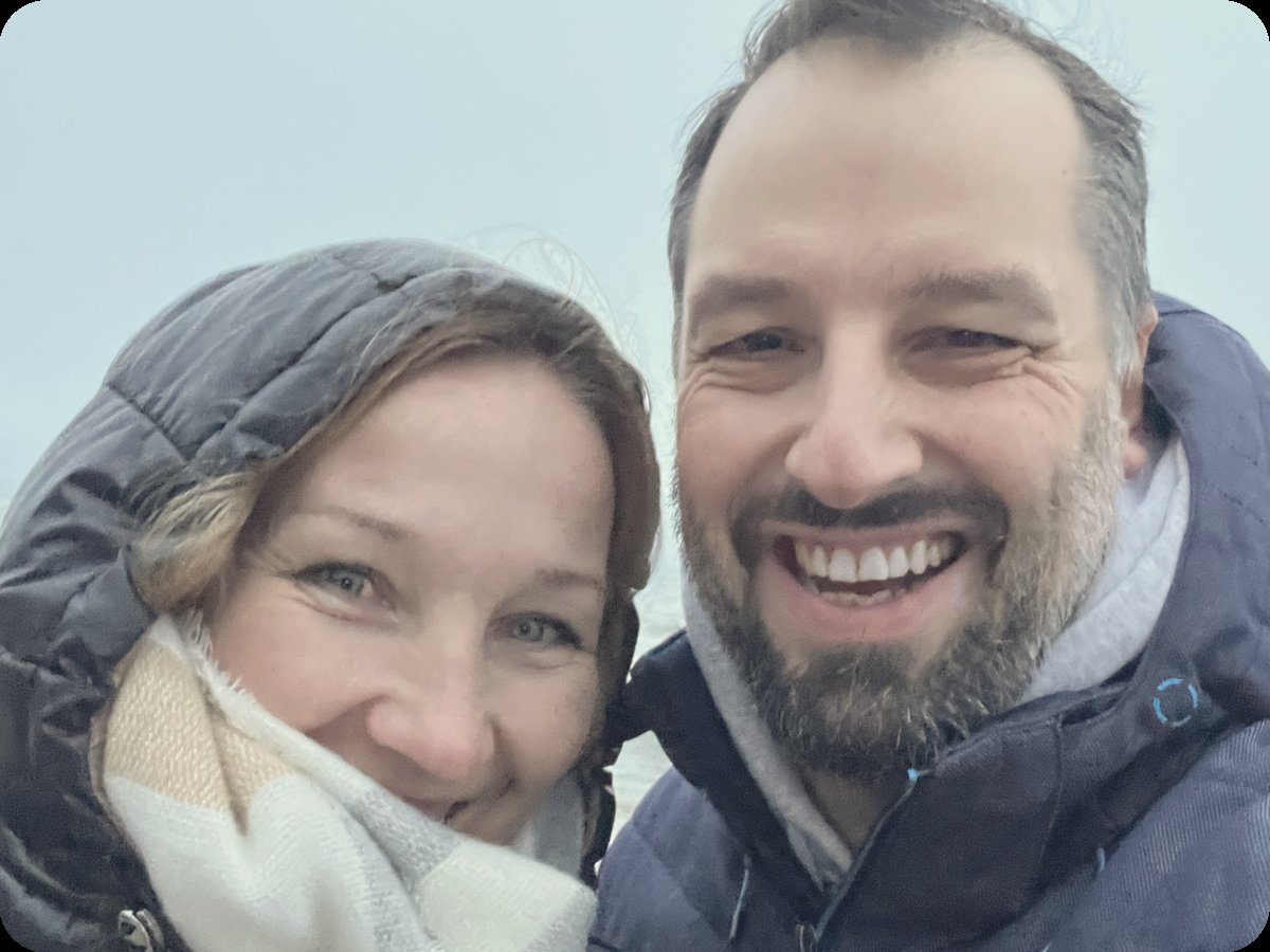 Justyna und Timo, gemeinsam draußen, lachend